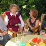 Regina Fleck (zweite von rechts) berichtet Sozialministerin Aygül Özkan (rechts) vom gemeinsamen Leben im "Hüsselhuus". Foto Helfferich